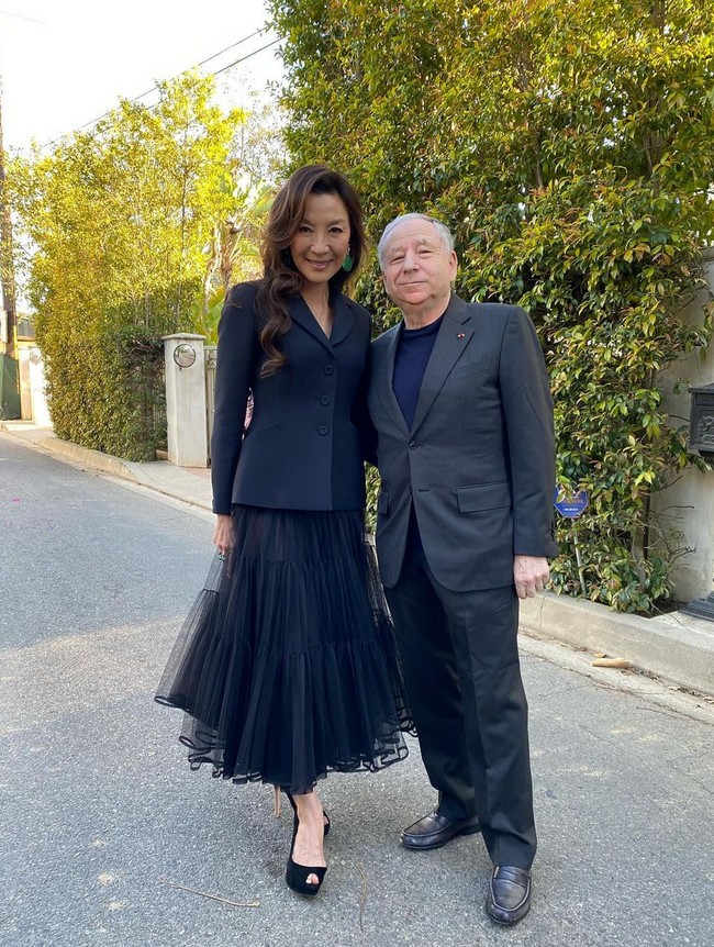 Kala itu bintang film ‘Crouching Tiger, Hidden Dragon’ itu sedang menjalani serangkaian promosi di Shanghai Grand Prix untuk Ferrari, di mana Jean bekerja sebagai manajer umum. Foto: Instagram/@michelleyeoh_official