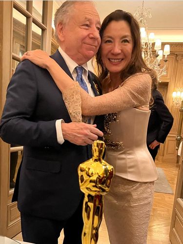 Michelle Yeoh dan Jean Todt Michelle Yeoh dan Jean Todt menikah setelah 19 tahun tunangan.