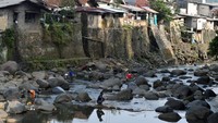 Kemarau melanda sebagai wilayah Indonesia menyebabkan sejumlah sungai mengering. Salah satunya debit air sungai Ciliwung di Bendung Katulampa yang mengalami penyusutan dengan tinggi muka air (TMA) hanya nol centimeter. (ANTARA FOTO/Arif Firmansyah)