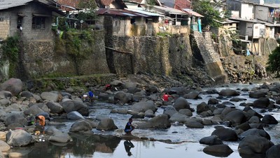 Penampakan Debit Air Sungai Ciliwung di Bogor Sentuh 0 Cm