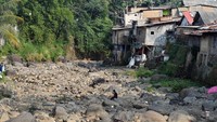 Tinggi muka air (TMA) Sungai Ciliwung yang menuju ke arah Bendung Katulampa, Bogor menyentuh angka 0 sentimeter (cm). Keadaan ini karena curah hujan yang minim di kawasan Puncak, Bogor.