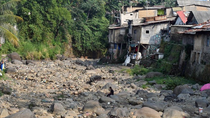 Minimnya Curah Hujan Bikin Debit Air Sungai Ciliwung Bogor Sentuh 0 Cm Warga mencuci pakaian di Sungai Ciliwung yang menyusut airnya di Kelurahan Babakan Pasar, Kota Bogor, Jawa Barat, Jumat (28/7/2023). Menurut Badan Meteorologi Klimatologi dan Geofisika (BMKG) sebanyak 63 persen wilayah Indonesia berdasarkan zona musim (ZOM) telah memasuki musim kemarau hingga akhir Juli 2023 dan tercatat 21 daerah tidak mengalami hujan selama dua bulan lebih. ANTARA FOTO/Arif Firmansyah/tom.