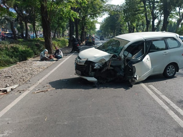 mobil tabrak pohon di jalan ahmad yani surabaya