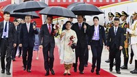 Jokowi dan Iriana disambut Duta Besar RI untuk RRT Djauhari Oratmangun dan Atase Pertahanan KBRI Beijing Brigjen TNI (Mar) Benny P Nadeak. Dari pihak RRT, tampak turut menyambut Menteri Pendidikan RRT Huai Jinpeng, Duta Besar RRT untuk RI Lu Kang beserta istri, dan Gubernur Provinsi Sichuan Huangqiang.