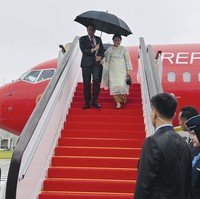 Setiba di Chengdu, China, pada Kamis (27/7/2023), Presiden Joko Widodo dan Iriana langsung menuju Hotel Jinni untuk disambut oleh Presiden Xi Jinping dan istrinya Peng Liyuan. Untuk pertemuan tersebut, Ibu Iriana pun memberikan gaya terbaiknya. (Foto: Biro Setpres/Laily Rachev/AP Photo)