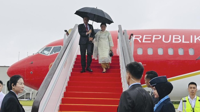 In this photo released by the Press and Media Bureau of the Indonesian Presidential Palace, Indonesian President Joko Widodo, left, and his wife Iriana disembark from their plane upon arrival at Chengdu Tianfu International Airport in Chengdu, China, Thursday, July 27, 2023. Indonesian President Joko Widodo arrived Thursday in China and planned to meet with Chinese leader Xi Jinping, a state news agency reported. (Laily Rachev/Indonesian Presidential Palace via AP)