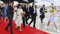 Dari bandara, Jokowi dan Iriana bersama rombongan melanjutkan perjalanan menuju hotel tempatnya bermalam selama kunjungan di Chengdu.  