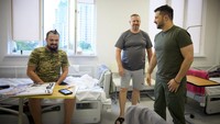 Zelensky juga berbincang dengan tentara Ukraina yang terluka tersebut.