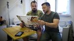 Momen Zelensky Jenguk dan Foto Bareng Tentaranya di RS