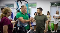 Zelensky juga melakukan salam komando dengan tentara yang menjalani pemulihan di rumah sakit tersebut.  