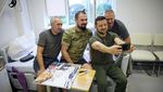 Momen Zelensky Jenguk dan Foto Bareng Tentaranya di RS
