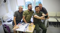 Presiden Zelensky foto bersama tentara Ukraina yang menjalani perawatan di rumah sakit militer di Odesa, Kamis (27/7/2023) waktu setempat.