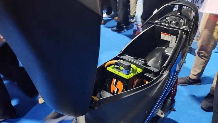 Konversi motor BBM menjadi motor listrik sedang didorong oleh pemerintah. Targetnya ada 50 ribu motor yang mau dikonversi tahun ini. Seperti apa bentuk motor listrik konversi?