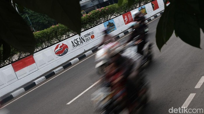 Mural Sambut KTT ASEAN Hiasi Jalan Arteri Pondok Indah KTT ke-43 ASEAN bakal digelar bulan September di Jakarta. Mural untuk menyambut pelaksanaan KTT ASEAN pun menghiasi dinding Underpass Arteri Pondok Indah, Jakarta, Jumat (28/7/2023).