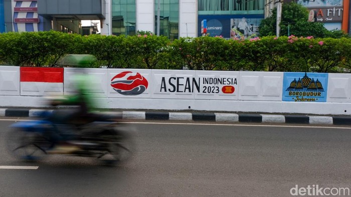 KTT ke-43 ASEAN bakal digelar bulan September di Jakarta. Mural untuk menyambut pelaksanaan KTT ASEAN pun menghiasi dinding Underpass Arteri Pondok Indah, Jakarta, Jumat (28/7/2023).