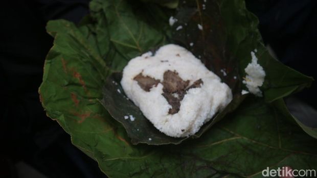 Warga antre mendapatkan nasi berkat pada puncak buka luwur makam Sunan Kudus, Kamis (28/7/2023).