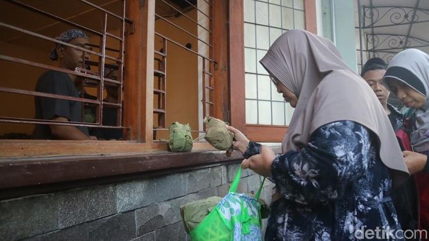 Warga antre mendapatkan nasi berkat pada puncak buka luwur makam Sunan Kudus, Kamis (28/7/2023).