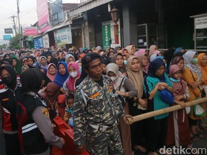 Ribuan Warga Berdesakan Demi Nasi Berkat Buka Luwur Makam Sunan Kudus