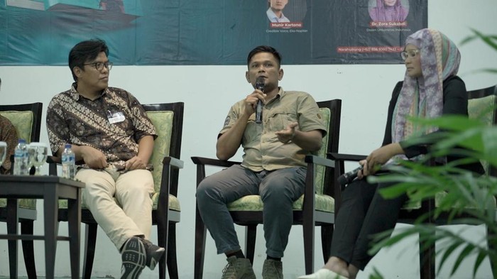Noor Huda Ismail (batik) dan Hendro Fernando saat bedah buku Narasi Mematikan Pendanaan Teror di Indonesia di Universitas Paramadina, Kamis (27/7/2023)