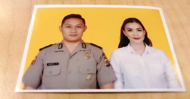 Kezia Warouw menjadi salah satu ibu Bhayangkari, sejak dinikahi oleh perwira polisi Christian Rantepadang pada 2018 lalu. Berlatar kuning, ini pas foto pemenang Puteri Indonesia dan sang suami. Foto: Instagram