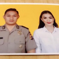 Kezia Warouw menjadi salah satu ibu Bhayangkari, sejak dinikahi oleh perwira polisi Christian Rantepadang pada 2018 lalu. Berlatar kuning, ini pas foto pemenang Puteri Indonesia dan sang suami. Foto: Instagram