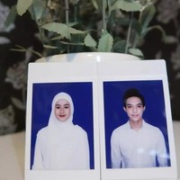 Dinda Hauw dinikahi Rey Mbayang setelah mengawali hubungan lewat proses taaruf. Meskipun menikah muda, pasangan artis ini adem ayem dan telah dikaruniai dua buah hati. Foto: Instagram