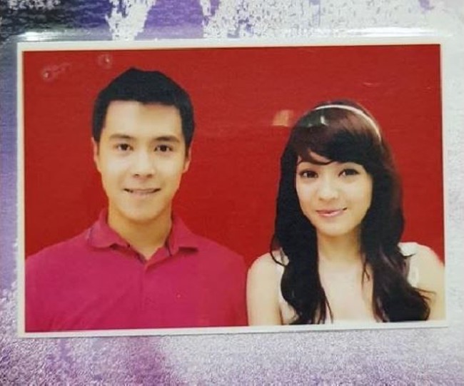 Maya Septha menikah pada 2012. Ini penampilannya saat pas foto buku nikah. Maya Septha tampil manis membiarkan rambut panjangnya tergerai dengan poni dan bando. Foto: Instagram