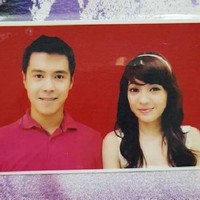 Maya Septha menikah pada 2012. Ini penampilannya saat pas foto buku nikah. Maya Septha tampil manis membiarkan rambut panjangnya tergerai dengan poni dan bando. Foto: Instagram
