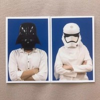 Roger Danuarta dan Cut Meyriska tampil unik saat melangsungkan pas foto sebelum menikah. Keduanya cosplay memakai topeng bertema Star Wars. Foto: Instagram