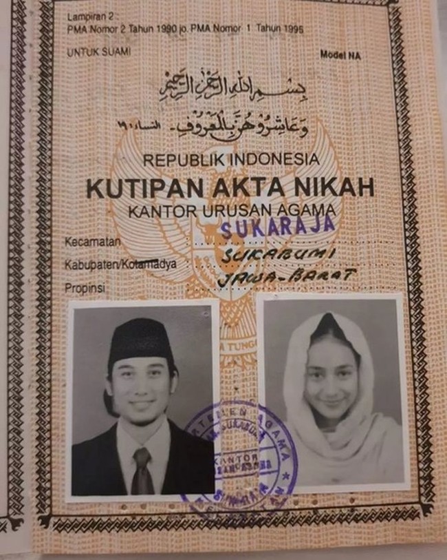 Belum lama ini artis Cindy Fatika Sari mencuri atensi setelah menikahkan putri sulungnya. Kecantikan Cindy Fatika Sari yang dinikahi Teuku Firmansyah pada 1999 ini pun tak luput dari sorotan di pas foto buku nikah.  Foto: Instagram