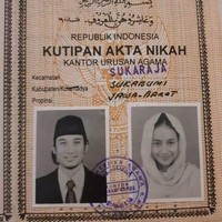 Belum lama ini artis Cindy Fatika Sari mencuri atensi setelah menikahkan putri sulungnya. Kecantikan Cindy Fatika Sari yang dinikahi Teuku Firmansyah pada 1999 ini pun tak luput dari sorotan di pas foto buku nikah.  Foto: Instagram