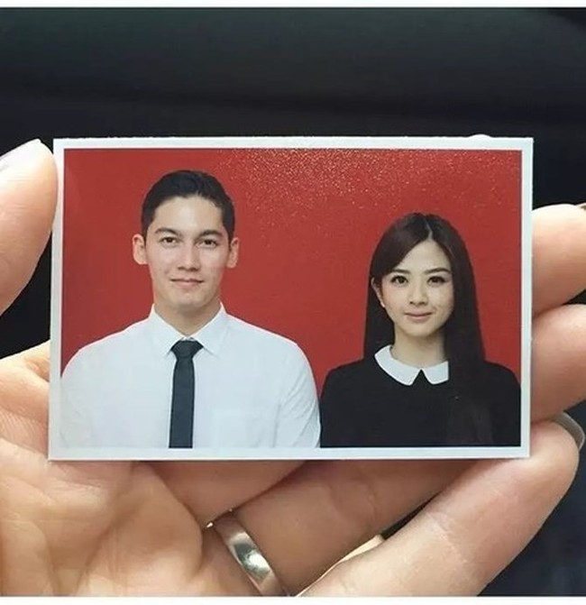 Pasangan Franda dan Samuel Zylgwyn tampil senada dalam balutan busana hitam putih di pas foto buku nikah. Foto: Instagram