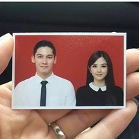 Pasangan Franda dan Samuel Zylgwyn tampil senada dalam balutan busana hitam putih di pas foto buku nikah. Foto: Instagram