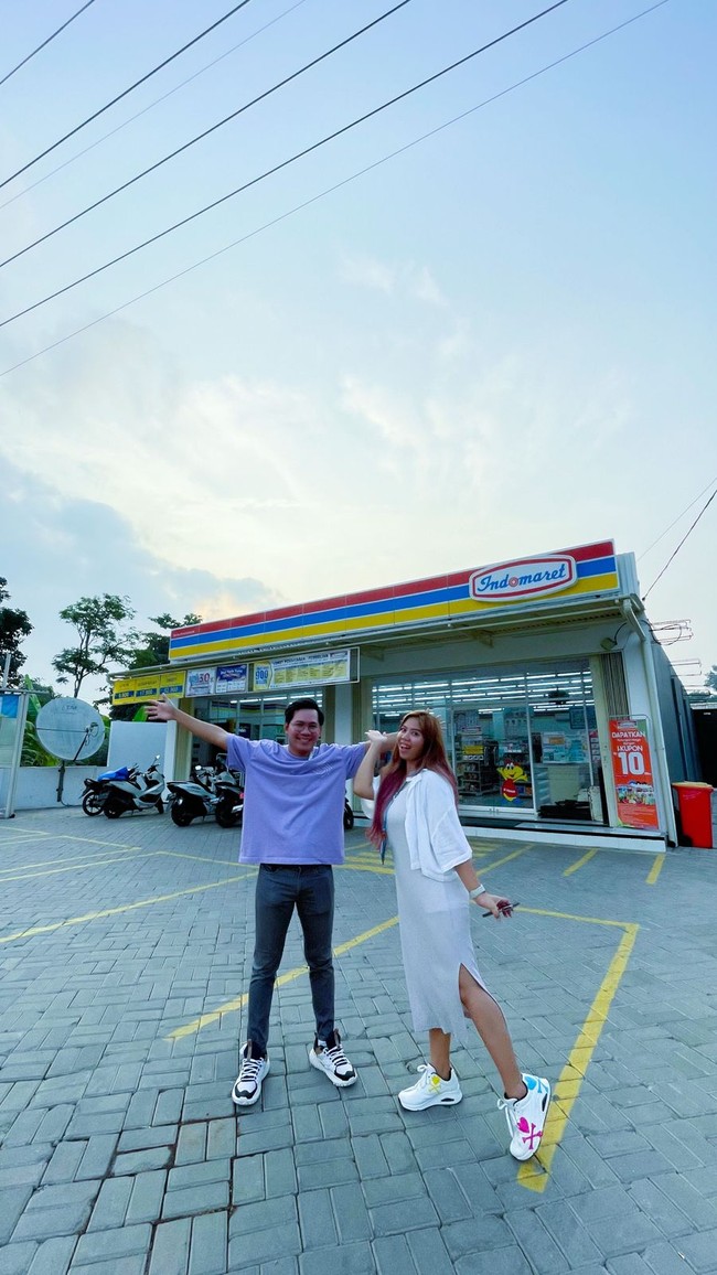 Saat itu Kia mencari uang tambahan dengan menjadi tukang gosok dari rumah ke rumah. Setelah lulus SMK, dia diminta menjadi tulang punggung keluarga oleh sang ibu. Aku di rumah nenek yang sedang struk, dan aku kadang mencari uang tambahan kuli gosok baju sama orang. Saat aku lulus SMK 2012, aku menyuruh ibuku untuk berhenti dan aku menggantikannya sebagai tulang punggung. Aku diterima di Indomaret lewat koneksi sekolah, dan aku memilih untuk kerja di Indomaret Jakarta padahal orang tua di Bogor, jelasnya. Foto: Dok. pribadi Kia Raya.