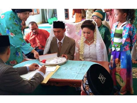 Pasangan Kia Raya dan Bari, viral di media sosial, dulu bekerja sebagai pegawai minimarket dan mulai berbisnis dengan pasangannya. Kini sukses bisa membeli franchise minimarket dan mempunyai banyak karyawan.