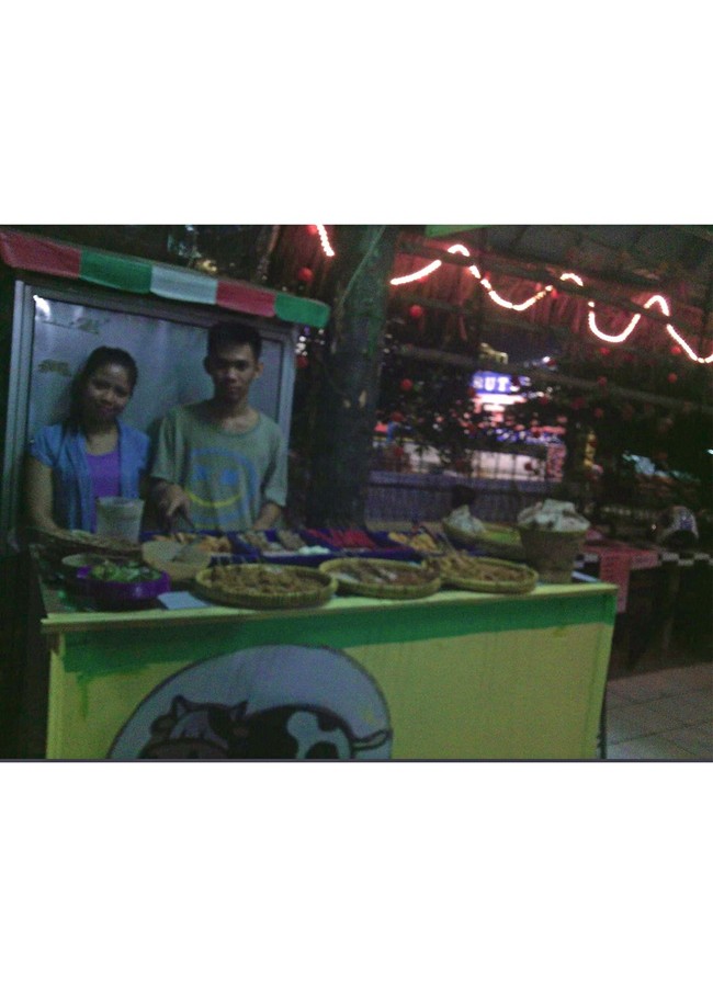 Tak mau hanya mengikuti nasib, Kia dan Bari sepakat untuk mulai bergerak agar bisa hidup sukses dengan mencoba memulai bisnis. Keduanya menjalani usaha pertama dengan berjualan online dan membuka angkringan. Kami memiliki mimpi untuk mengubah hidup kami. Kami berpacaran dan mencoba usaha pertama kami. Pertama kami jualan online. Lalu angkringan hanya sebulan. Dan akhirnya kami bertemu dengan lidi-lidian di Desember 2014 yang diberikan merek lidi Umang, ucap Kia. Foto: Instagram.