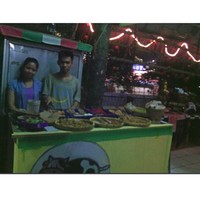 Tak mau hanya mengikuti nasib, Kia dan Bari sepakat untuk mulai bergerak agar bisa hidup sukses dengan mencoba memulai bisnis. Keduanya menjalani usaha pertama dengan berjualan online dan membuka angkringan. Kami memiliki mimpi untuk mengubah hidup kami. Kami berpacaran dan mencoba usaha pertama kami. Pertama kami jualan online. Lalu angkringan hanya sebulan. Dan akhirnya kami bertemu dengan lidi-lidian di Desember 2014 yang diberikan merek lidi Umang, ucap Kia. Foto: Instagram.