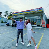 Saat itu Kia mencari uang tambahan dengan menjadi tukang gosok dari rumah ke rumah. Setelah lulus SMK, dia diminta menjadi tulang punggung keluarga oleh sang ibu. Aku di rumah nenek yang sedang struk, dan aku kadang mencari uang tambahan kuli gosok baju sama orang. Saat aku lulus SMK 2012, aku menyuruh ibuku untuk berhenti dan aku menggantikannya sebagai tulang punggung. Aku diterima di Indomaret lewat koneksi sekolah, dan aku memilih untuk kerja di Indomaret Jakarta padahal orang tua di Bogor, jelasnya. Foto: Dok. pribadi Kia Raya.