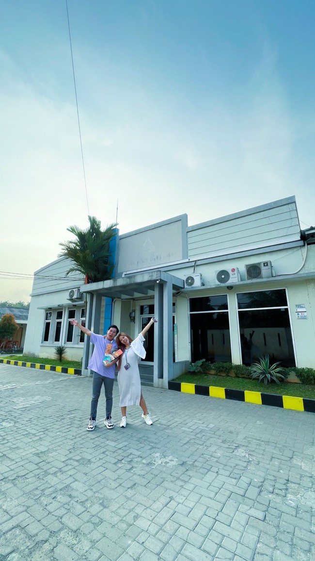 Wanita berusia 29 tahun itu juga menceritakan awal bertemu dengan pasangannya, Bari Ahmad. Keduanya sama-sama bekerja di minimarket tersebut. Awalnya kita pindah kontrakan enam kali, pernah ngontrak di Parung Bingung (kawasan Depok) banyak masalah toilet, pemilik bangunan, lingkungan, Pamulang Gaplek, bermasalah juga. Ketika aku mengurus izin bangunan nggak mau ngasih berkas, renovasi terus tutur Kia. Akhirnya aku mencari pabrik sendiri di Gunung Sindur, dari lingkungan, izin dan mudah kaya ada hokinya di sini. Akhirnya kepengen mengembangkan wilayah di sini. Karena aku pekerja Indomaret, kepikiran lah franchisenya, kenang Kia. Foto: Dok. pribadi Kia Raya.