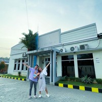 Wanita berusia 29 tahun itu juga menceritakan awal bertemu dengan pasangannya, Bari Ahmad. Keduanya sama-sama bekerja di minimarket tersebut. Awalnya kita pindah kontrakan enam kali, pernah ngontrak di Parung Bingung (kawasan Depok) banyak masalah toilet, pemilik bangunan, lingkungan, Pamulang Gaplek, bermasalah juga. Ketika aku mengurus izin bangunan nggak mau ngasih berkas, renovasi terus tutur Kia. Akhirnya aku mencari pabrik sendiri di Gunung Sindur, dari lingkungan, izin dan mudah kaya ada hokinya di sini. Akhirnya kepengen mengembangkan wilayah di sini. Karena aku pekerja Indomaret, kepikiran lah franchisenya, kenang Kia. Foto: Dok. pribadi Kia Raya.