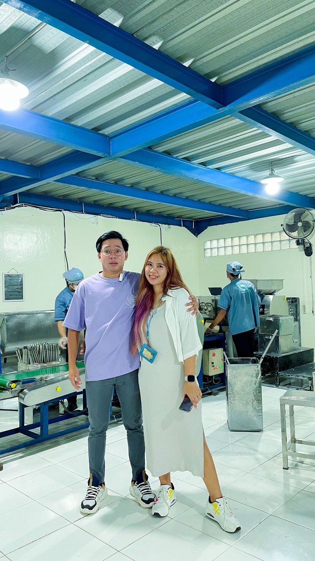 Selain investasi jangka panjang, Kia dan suami memutuskan untuk membeli minimarket agar lokasi sekitar bisa ikut berkembang. Bukan hanya investasi, tapi juga bisa pengembangan untuk wilayah di sekitar agar pengusaha yang lain berminat untuk berinvestasi di wilayah dekat pabrik. Untuk nilai-nilai bangunan juga bisa lebih naik dengan adanya Indomaret ini, imbuhnya. Foto: Dok. pribadi Kia Raya.