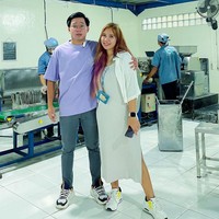 Selain investasi jangka panjang, Kia dan suami memutuskan untuk membeli minimarket agar lokasi sekitar bisa ikut berkembang. Bukan hanya investasi, tapi juga bisa pengembangan untuk wilayah di sekitar agar pengusaha yang lain berminat untuk berinvestasi di wilayah dekat pabrik. Untuk nilai-nilai bangunan juga bisa lebih naik dengan adanya Indomaret ini, imbuhnya. Foto: Dok. pribadi Kia Raya.