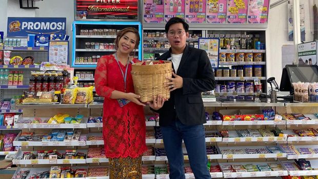 Pasangan Kia Raya dan Bari, viral di media sosial, dulu bekerja sebagai pegawai minimarket dan mulai berbisnis dengan pasangannya. Kini sukses bisa membeli franchise minimarket dan mempunyai banyak karyawan.