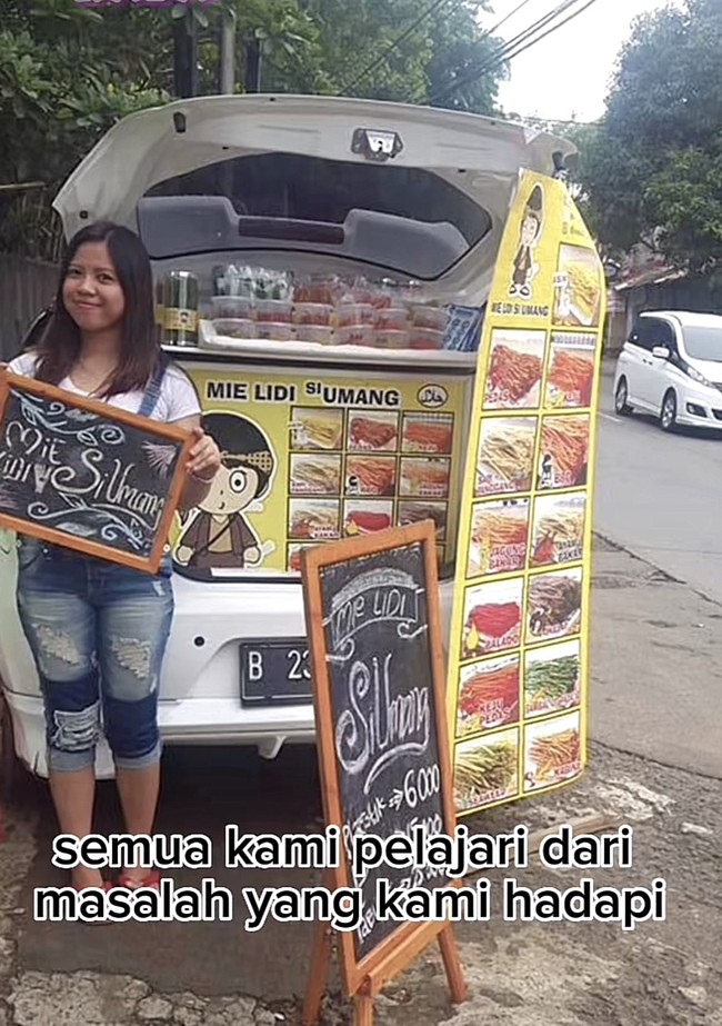 Setelah bisnis angkringan menemui jalan buntu, Kia dan Bari beralih berjualan makanan ringan yaitu snack lidi. Mulai saat itu, dagangan Kia yaitu mie lidi atau snack lidi laris manis hingga mempunyai pabrik sendiri. Semua kehidupan berat kami kini terasa mudah. Saat kami bersama. Saling support dan sinergi bersama. Sampai akhirnya kami memiliki pabrik sendiri. Dan karyawan hingga ratusan. Tanpa adanya investor. Coach ataupun ilmu bisnis, kenang Kia. Semua kami pelajari dari masalah yang kami hadapi. Alhamdulillah di tahun 2023 ini kami bisa franchise Indomaret yang kami bangun. Tepat di samping pabrik kami, kata Kia lagi. Foto: Dok. TikTok @kiaraya61.