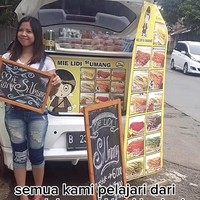 Setelah bisnis angkringan menemui jalan buntu, Kia dan Bari beralih berjualan makanan ringan yaitu snack lidi. Mulai saat itu, dagangan Kia yaitu mie lidi atau snack lidi laris manis hingga mempunyai pabrik sendiri. Semua kehidupan berat kami kini terasa mudah. Saat kami bersama. Saling support dan sinergi bersama. Sampai akhirnya kami memiliki pabrik sendiri. Dan karyawan hingga ratusan. Tanpa adanya investor. Coach ataupun ilmu bisnis, kenang Kia. Semua kami pelajari dari masalah yang kami hadapi. Alhamdulillah di tahun 2023 ini kami bisa franchise Indomaret yang kami bangun. Tepat di samping pabrik kami, kata Kia lagi. Foto: Dok. TikTok @kiaraya61.