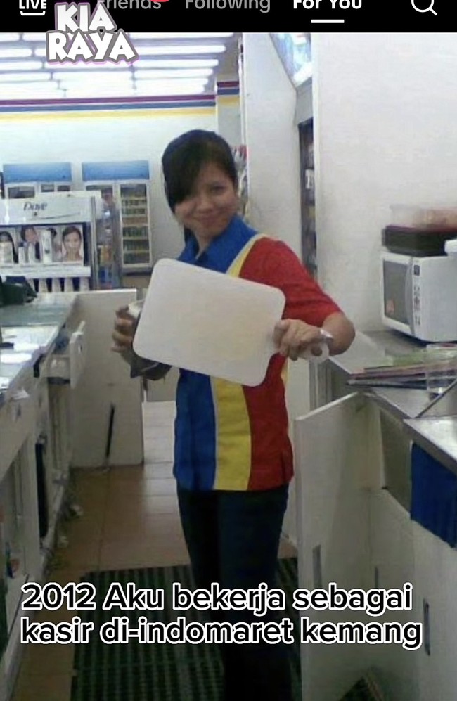 Mantan kasir Indomaret bernama Kia itu mengungkapkan dirinya adalah tulang punggung bagi keluarga. Ibu Kia sehari-hari bekerja sebagai pembantu rumah tangga. Aku Kia tulang punggung keluarga. Sebelumnya ibuku bekerja sebagai art di Bogor. Lalu semenjak aku lulus SMK, aku menyuruh ibuku berhenti karena di rumah kami harus merawat nenek yang sakit stroke. Dan aku menggantikan posisinya, ujarnya. Foto: Dok. TikTok @kiaraya61.