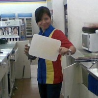 Mantan kasir Indomaret bernama Kia itu mengungkapkan dirinya adalah tulang punggung bagi keluarga. Ibu Kia sehari-hari bekerja sebagai pembantu rumah tangga. Aku Kia tulang punggung keluarga. Sebelumnya ibuku bekerja sebagai art di Bogor. Lalu semenjak aku lulus SMK, aku menyuruh ibuku berhenti karena di rumah kami harus merawat nenek yang sakit stroke. Dan aku menggantikan posisinya, ujarnya. Foto: Dok. TikTok @kiaraya61.