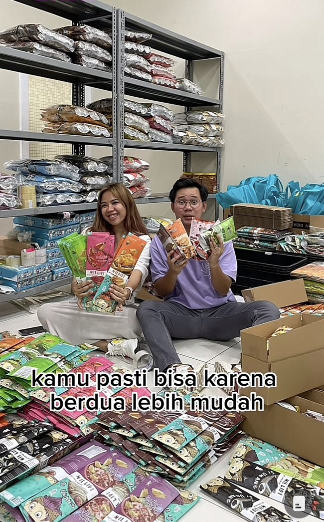Anak ke dua dari tiga orang bersaudara ini mencoba berbagai peluang usaha. Mulai dari menjual baju secara online, berjualan angkringan, hingga akhirnya konsisten menjual makan ringan yaitu lidi-lidian. Kami mencoba usaha jualan online baju dropship, jualan angkringan hanya 1 bulan lalu bangkrut, lalu barulah ketemu lidi-lidian Desember 2014. Awalnya beli kiloan dan di-repack. Lalu coba beli lidi mentah dan diproduksi, setelah beberapa kegagalan akhirnya kami menemukan cara agar bisa memproduksi lidi sesuai dengan standar kami, kenang Kia. Kia menyebutkan modal awal berjualan lidi-lidian sekitar Rp 100 ribu. Kemudian membuka sistem pre order di Olx, BBM dan tiba-tiba dia tak menyangka reseller datang dengan sendirinya. Pada Januari 2015, Kia dan Bari memberikan merek pada jualannya yaitu Lidi Si Umang. Foto: Dok. TikTok @kiaraya61.