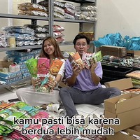 Anak ke dua dari tiga orang bersaudara ini mencoba berbagai peluang usaha. Mulai dari menjual baju secara online, berjualan angkringan, hingga akhirnya konsisten menjual makan ringan yaitu lidi-lidian. Kami mencoba usaha jualan online baju dropship, jualan angkringan hanya 1 bulan lalu bangkrut, lalu barulah ketemu lidi-lidian Desember 2014. Awalnya beli kiloan dan di-repack. Lalu coba beli lidi mentah dan diproduksi, setelah beberapa kegagalan akhirnya kami menemukan cara agar bisa memproduksi lidi sesuai dengan standar kami, kenang Kia. Kia menyebutkan modal awal berjualan lidi-lidian sekitar Rp 100 ribu. Kemudian membuka sistem pre order di Olx, BBM dan tiba-tiba dia tak menyangka reseller datang dengan sendirinya. Pada Januari 2015, Kia dan Bari memberikan merek pada jualannya yaitu Lidi Si Umang. Foto: Dok. TikTok @kiaraya61.