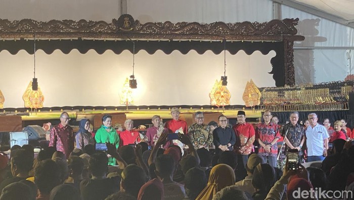 PDIP menggelar wayang kulit dalam rangka merefleksikan Tragedi Kutaduli 27 Juli 1996, di halaman Masjid At-Taufiq, Lenteng Agung, Jakarta Selatan.